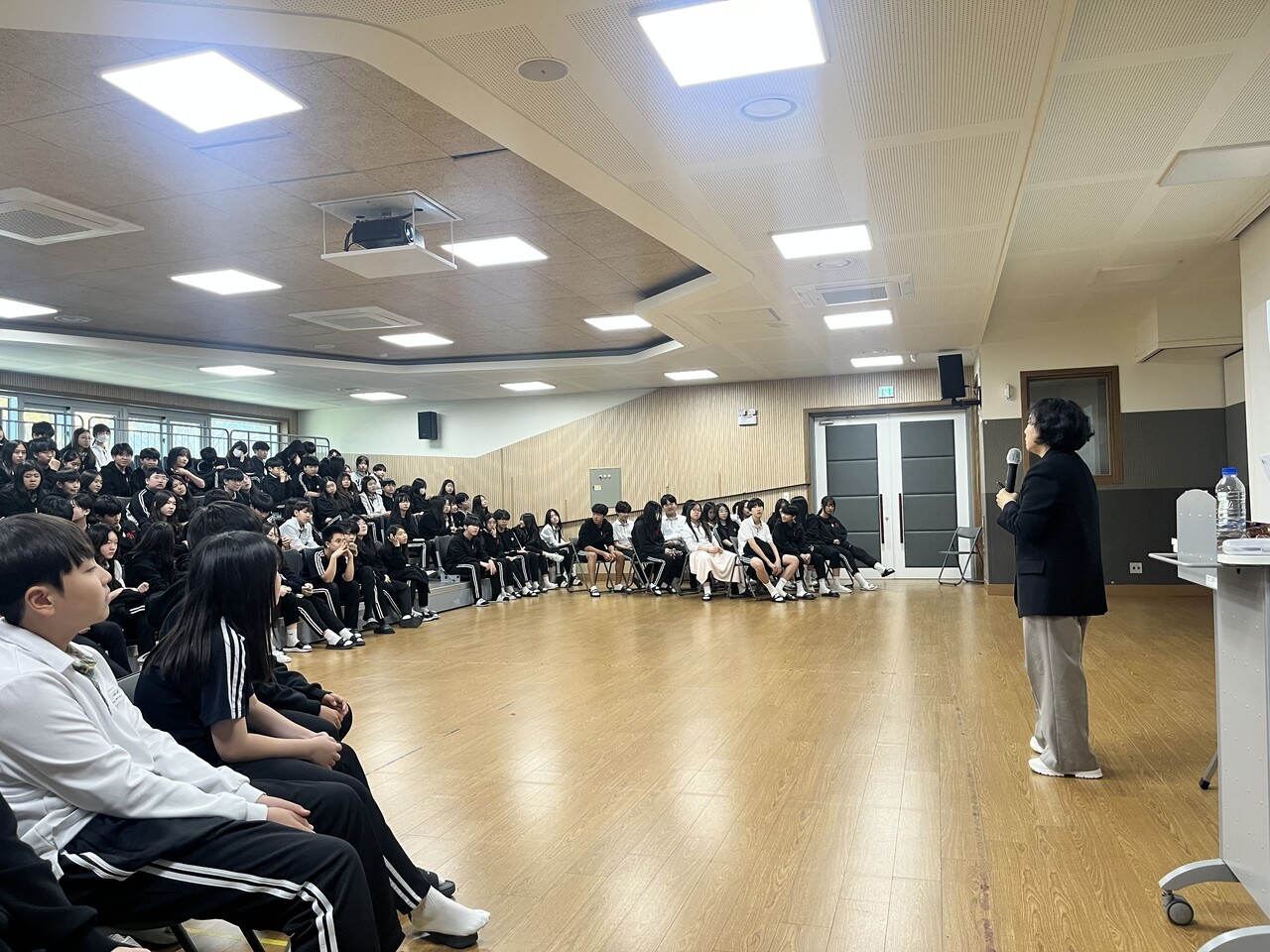 향산중, 황영미 작가와의 만남으로 읽기 문화 확장… 학생들이 직접 책 만들어 전시